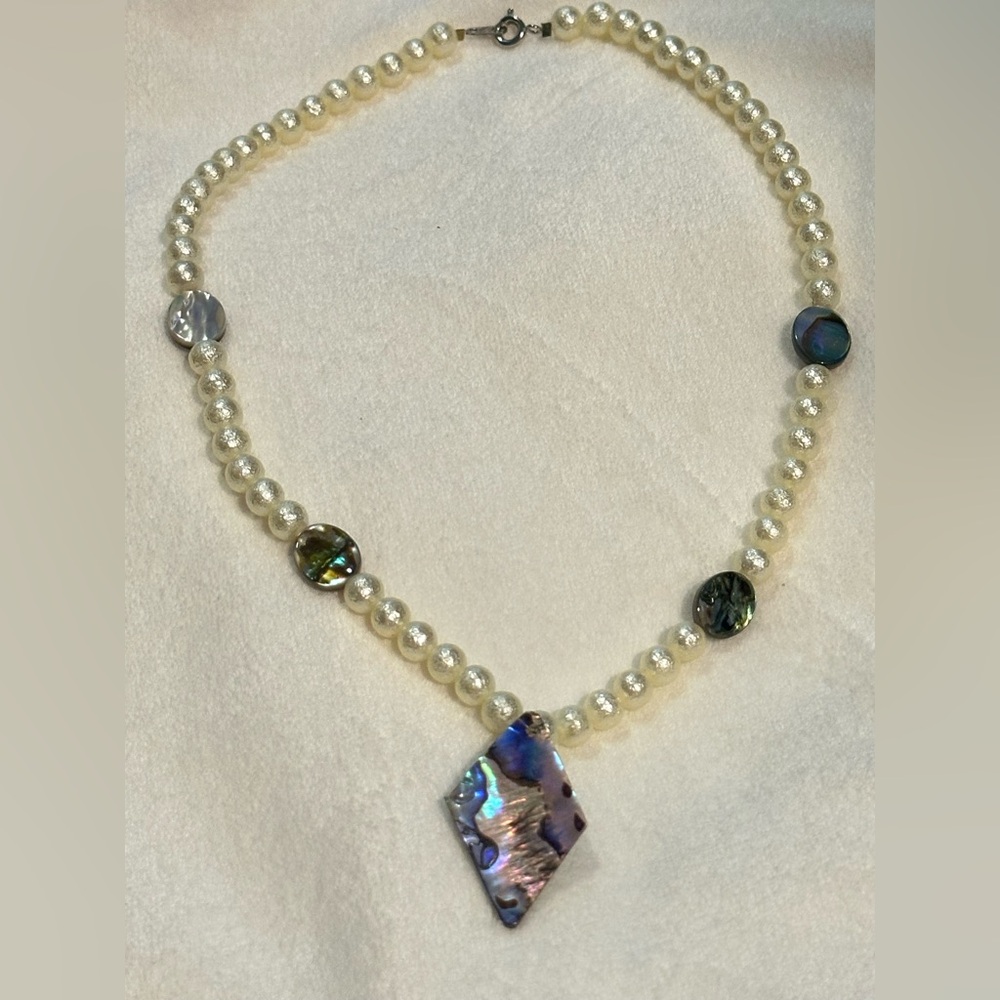 Necklaces!! short pearl necklace with natural shells
